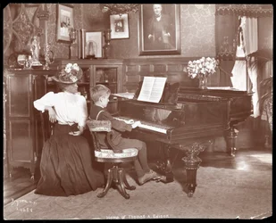 Theodore Edison und sein Musiklehrer am Klavier, 1907